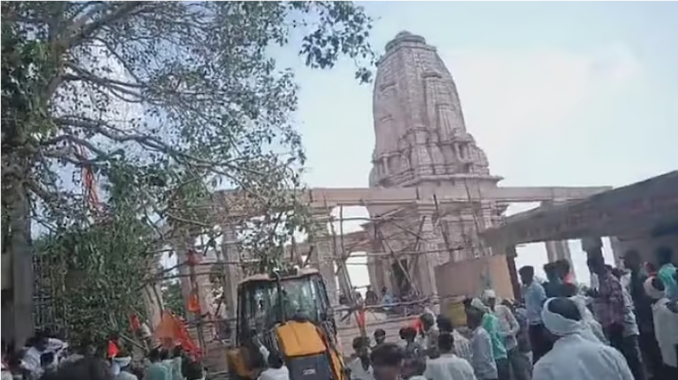 மராட்டியத்தில் கோவில் மேற்கூரை சரிந்து விழுந்து விபத்து; 7 பேர் உயிரிழப்பு