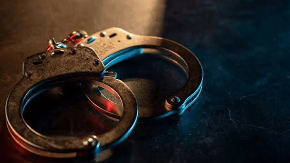 12 கிலோ கேரள கஞ்சாவுடன் அனுராதபுரத்தில் ஒருவர் கைது!  – ஹொரணவில் பாரிய கசிப்பு உற்பத்தியும் முறியடிப்பு.