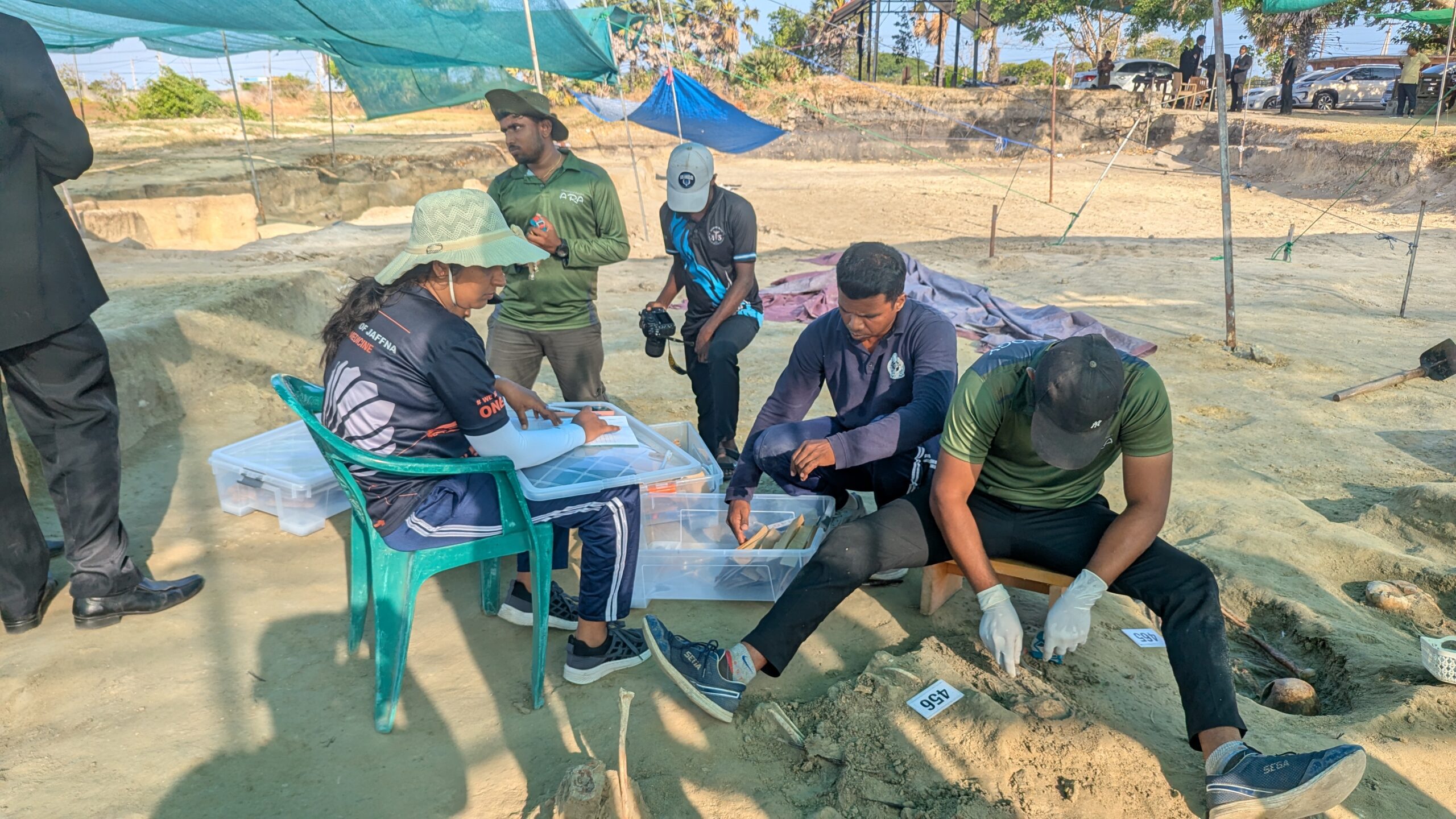 செம்மணி மனிதப் புதைகுழியில்  மழைக்கவசத்துடன் சிறுவனின் எலும்புக்கூட்டுத் தொகுதி மீட்பு!  – மேலும் 7 எச்சங்கள் அடையாளம்.