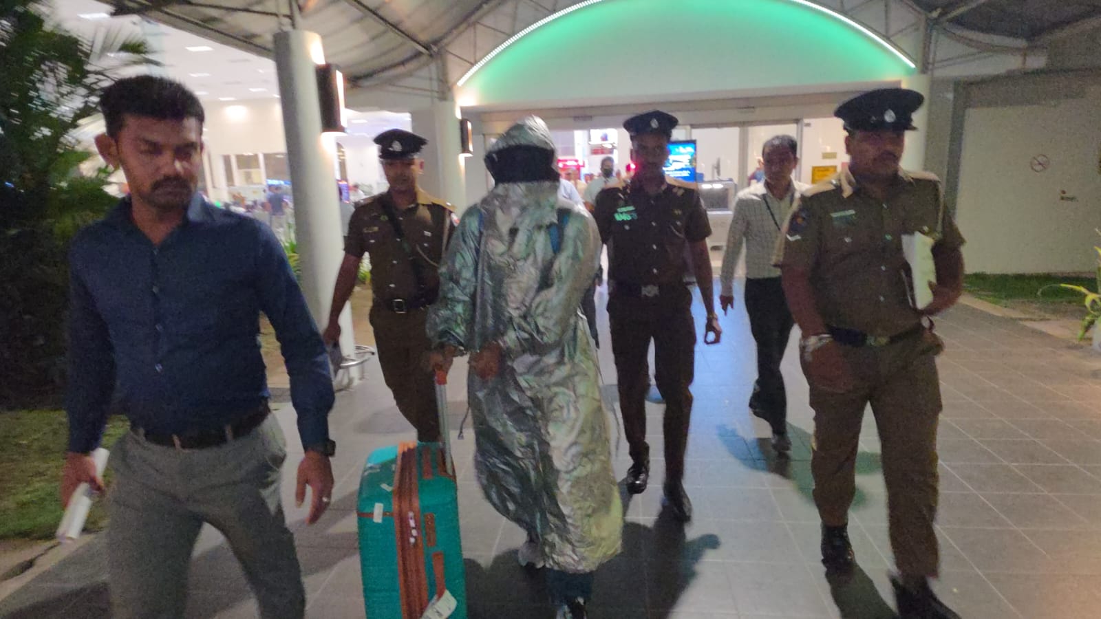 சட்டத்தரணி, மனைவி சுட்டுக்கொல்லப்பட்ட விவகாரம்: மாலைதீவில் இருந்து வந்த பிரதான சந்தேகநபர் கைது!  – கட்டுநாயக்க விமான நிலைய முக அங்கீகார அமைப்பின் மூலம் சிக்கினார்.