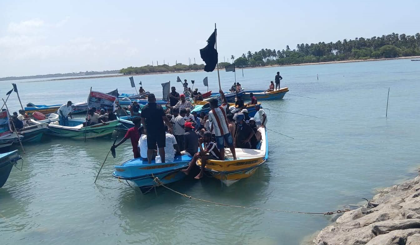 இந்திய மீனவர்களின் அத்துமீறலைக் கண்டித்து  தீவக மீனவர்கள் கடலில் கறுப்புக்கொடி போராட்டம்.