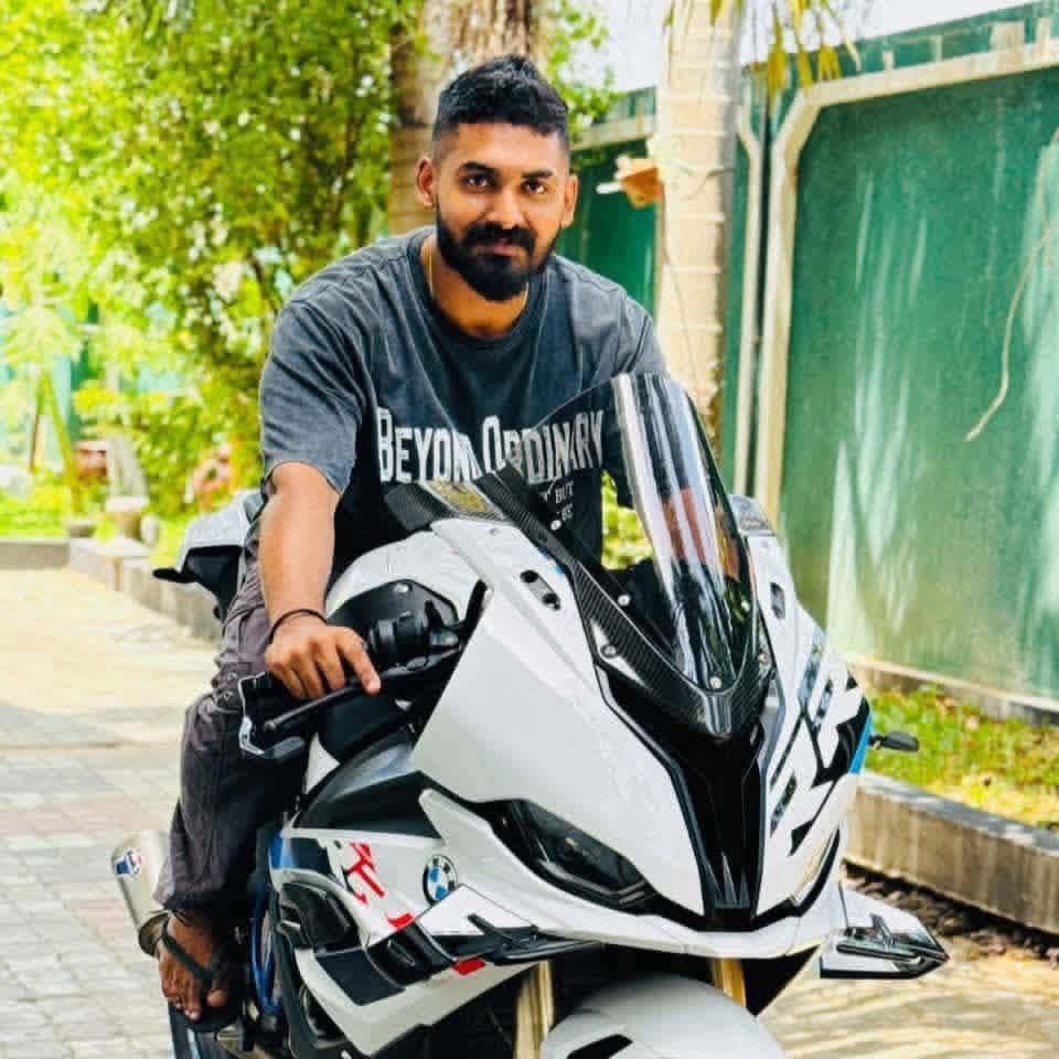 திருகோணமலை – ஹபரணை வீதியில் சோகம்  கோர விபத்தில் மோட்டார் சைக்கிள் முற்றாக எரிந்து நாசம்!  – பிரபல வர்த்தகரின் மகன் பரிதாப உயிரிழப்பு.
