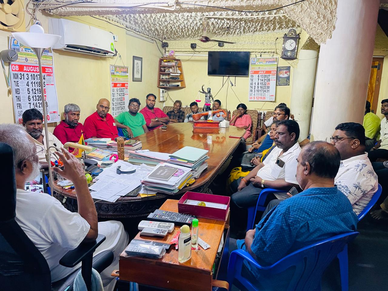 தெற்கில் எவருமே தாம்பாளத் தட்டில் தீர்வு தரமாட்டார்கள்  தமிழகத் தலைவர்களைச் சந்தித்து சிலர் சுயலாப அரசியல் செய்கின்றனர் என்றும் டக்ளஸ் தேவானந்தா கடும் சாடல்.