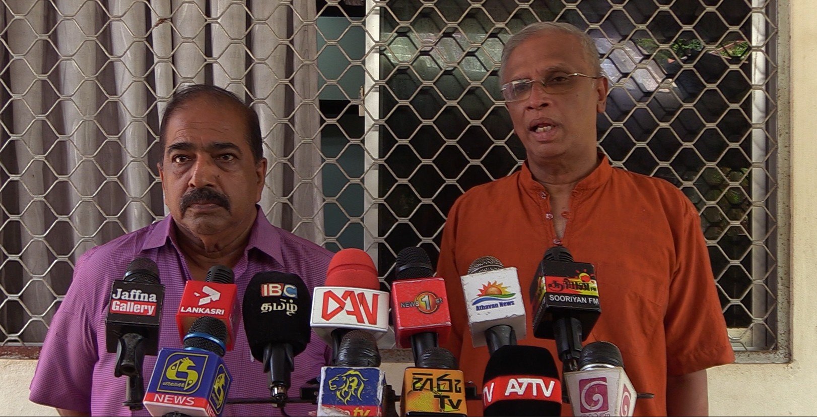 மாகாண அதிகாரங்களை நாங்களாகவே மத்திய அரசுக்குத் தாரைவார்க்கக் கூடாது!  – தமிழரசின் செயலர் சுமந்திரன் அறிவுறுத்து.