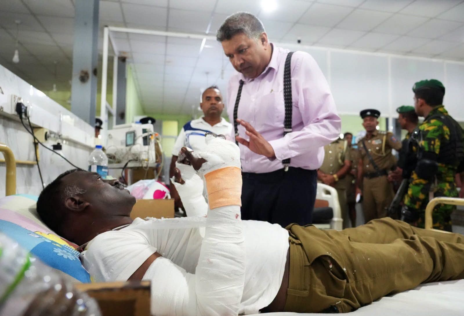 சிறை வன்முறையில் காயமடைந்த அதிகாரிகளை நேரில் சந்தித்து ஆறுதல் கூறினார் நீதி அமைச்சர்!