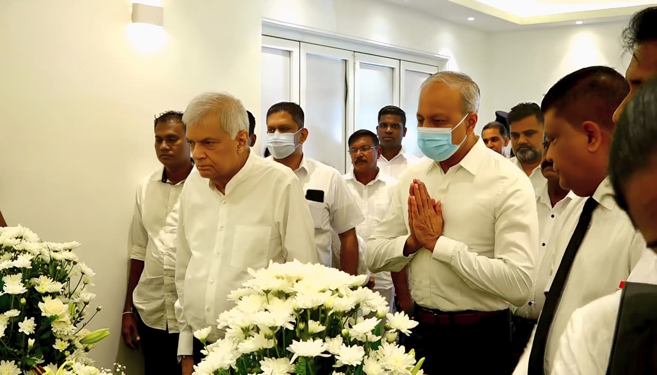 முன்னாள் பொலிஸ்மா அதிபரின் பூதவுடலுக்கு ரணில் உள்ளிட்ட பிரமுகர்கள் நேரில் அஞ்சலி!