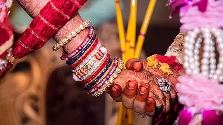 “வெறும் பதிவு மட்டும் இந்து திருமணத்தில் ஏற்புடையது அல்ல” – அகமதாபாத் உயர் நீதிமன்றம் அதிரடித் தீர்ப்பு!