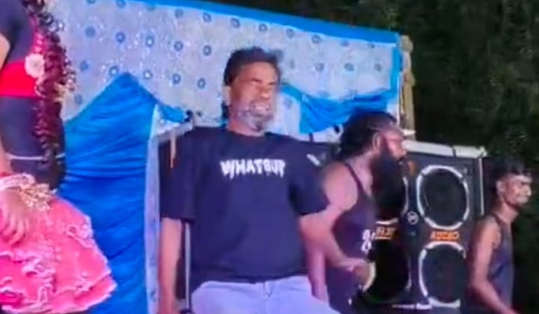 கரூர்: கோயில் திருவிழாவில் நடனமாடிக் கொண்டிருக்கும்போதே மயங்கி விழுந்து உயிரிழந்த கலைஞர்! நெஞ்சை உருக்கும் வீடியோ.