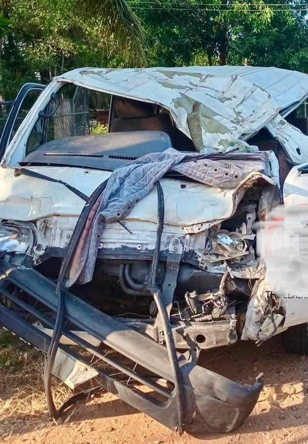 அனுராதபுரம் – குருநாகல் வீதியில் கோர விபத்து  காட்டு யானையுடன் வான் மோதியதில் ஒரே குடும்பத்தைச் சேர்ந்த 6 பேர் காயம்.