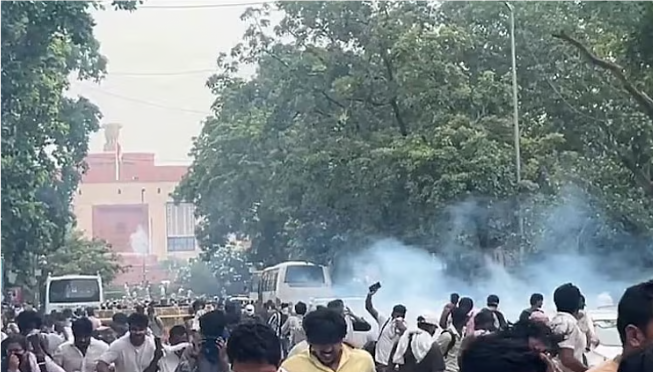 நீட் வினாத்தாள் கசிவு விவகாரம்: டெல்லியில் பரபரப்பு – நாடாளுமன்றத்தை முற்றுகையிட முயன்ற போராட்டக்காரர்கள் மீது தடியடி!