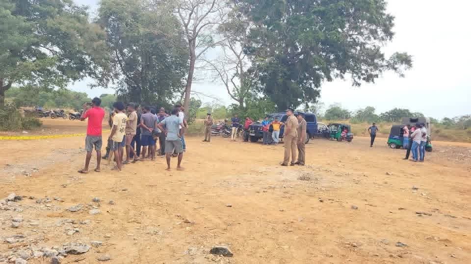 கிளிநொச்சி பொலிஸ் பிரிவுக்குட்பட்ட இரணைமடு குளக்கரையை அண்டிய பகுதியில், எரிந்த நிலையில் ஆணின் சடலம் ஒன்று கண்டெடுக்கப்பட்டுள்ளது.