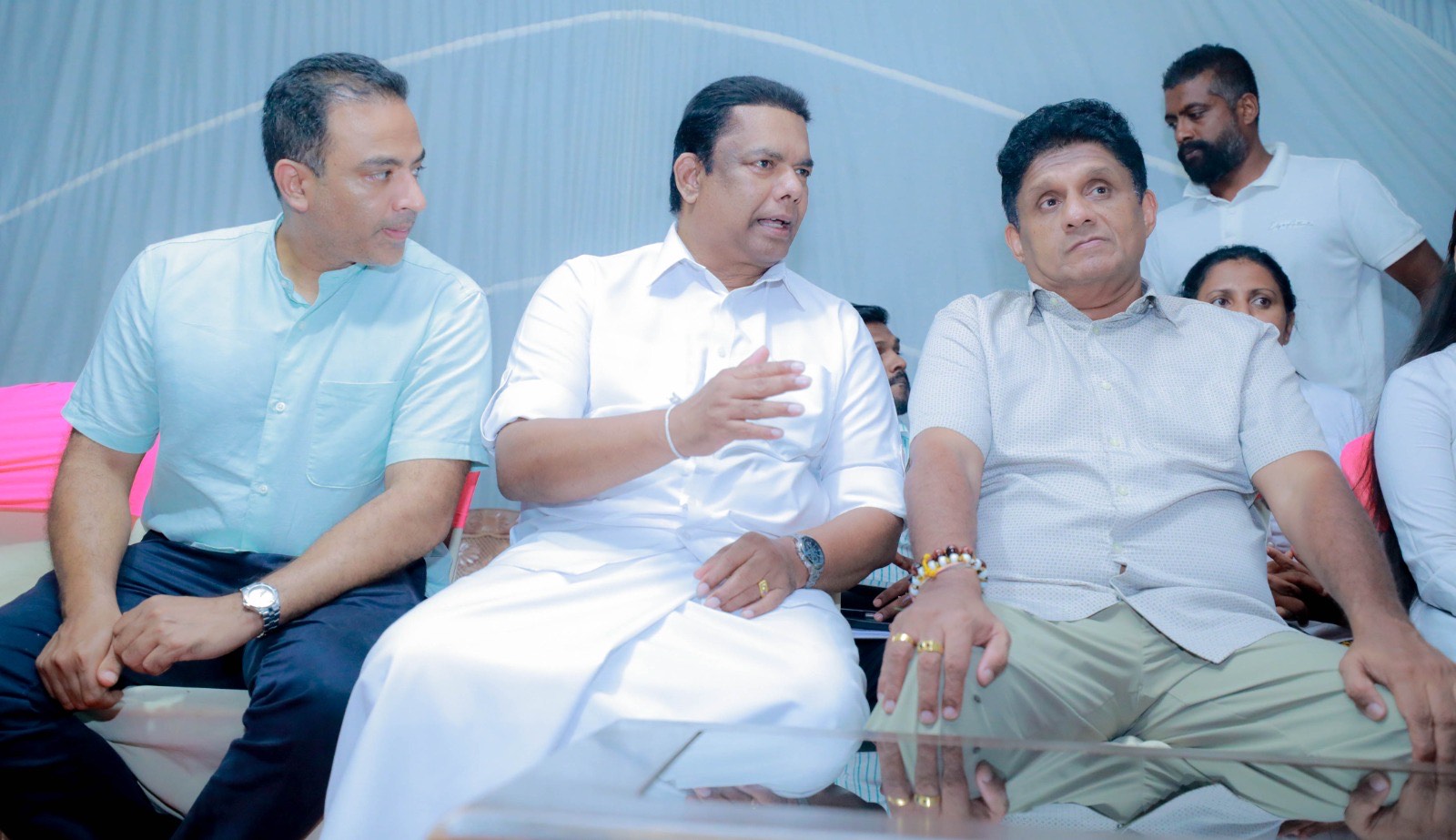 தொடர்ச்சியான ஏமாற்றுதல்களால் முற்றாக ஸ்தம்பித்துள்ளது இலங்கை  – எதிர்க்கட்சித் தலைவர் சஜித் குற்றச்சாட்டு.