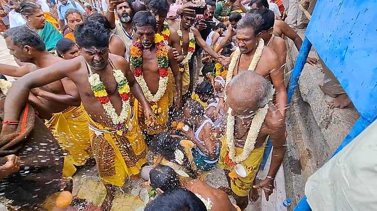 3 மாநில பக்தர்கள் பங்கேற்பு: மகாதானபுரம் ஸ்ரீ மகாலட்சுமி அம்மன் கோயிலில் தலையில் தேங்காய் உடைத்து விசித்திர நேர்த்திக்கடன்!
