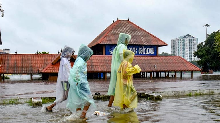 கேரளாவை உலுக்கும் கனமழை: 15 பேர் உயிரிழப்பு!
