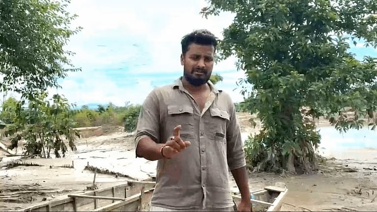 2,000 உயிர்களைக் காத்த 25 வயது இளைஞன்: அசாம் வெள்ளத்தில் மரப்படகில் சாதனை படைத்த ஷ்ரவன் குமார்!