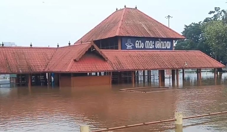 தீவிரமடைந்த தென்மேற்கு பருவமழை: வெள்ளத்தில் மூழ்கியது கேரளா – மக்களின் இயல்பு வாழ்க்கை பாதிப்பு!